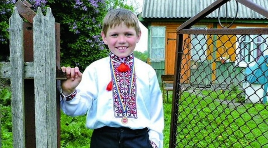 Цей неймовірний хлопчик, від якого відреклися батьки, всі свої пісні ...